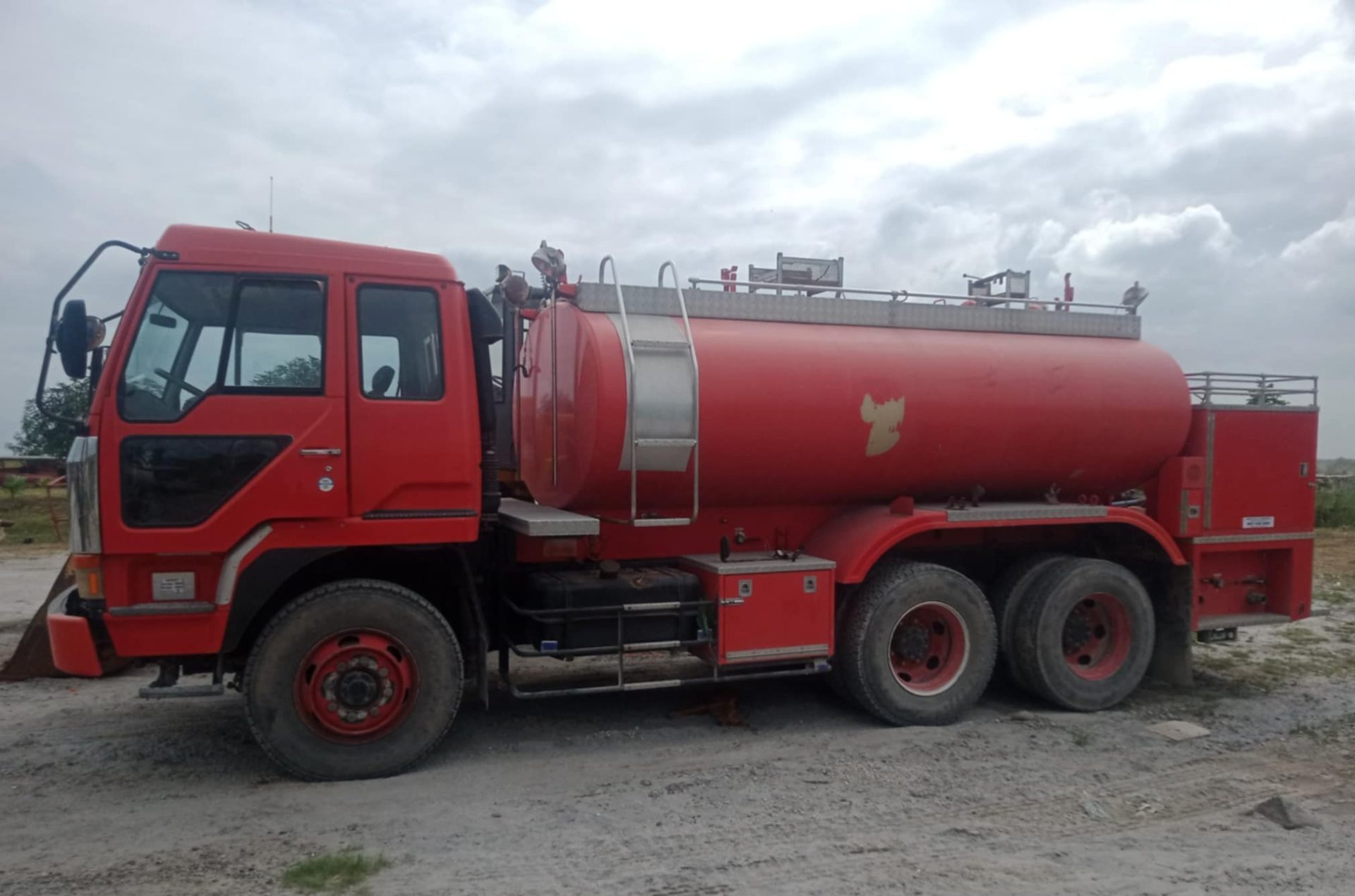 WATER TANKER - 10,000 L CAPACITY - FUSO