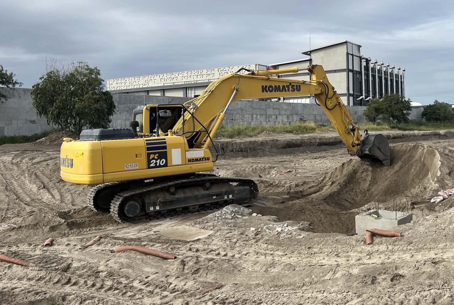 BACKHOE - CRAWLER EXCAVATOR - KOMATSU PC210-10M0