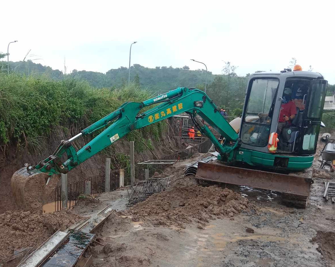 BACKHOE - MINI CRAWLER EXCAVATOR WITH DOZER - KOMATSU PC40MR-1