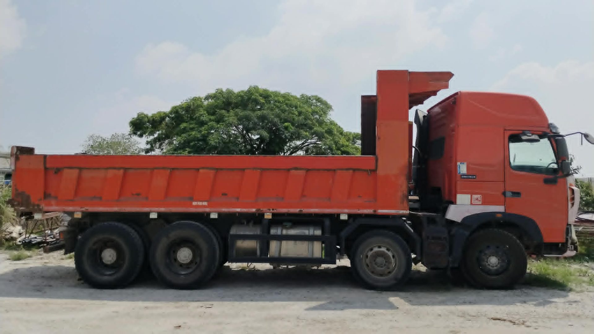 DUMP TRUCK - 12-WHEELER TRUCK - SINOTRUK HOWO A7
