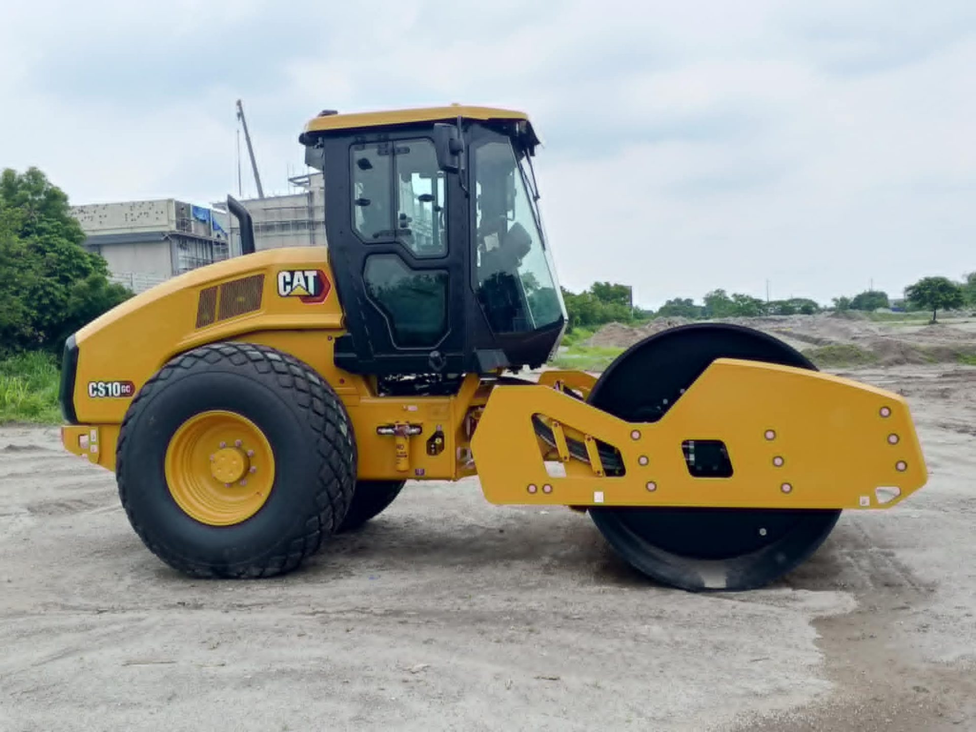 ROAD ROLLER - VIBRATORY COMPACTOR WITH CABIN - CATERPILLAR CS10GC